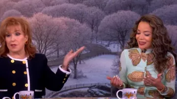 Robe Ulla Johnson Ida Water Blossoms portée par Sunny Hostin, vue dans l'émission The View le 18 février 2026.