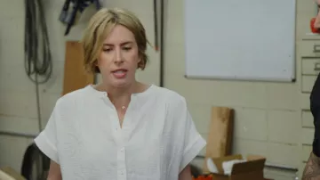 Camisa Rails Whitney blanca usada por Erin Napier como se ve en Home Town (temporada 10, episodio 6)