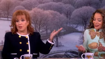 Veste croisée L'Agence Mazikeen portée par Joy Behar dans l'émission The View le 18 février 2026.