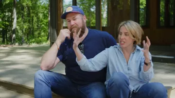 Camisa Rails Ingrid Light Vintage usada por Erin Napier en Home Town (temporada 10, episodio 6)