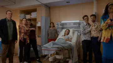 KUT from the Kloth Petite Rachael High Rise Fab Ab Mom Regular Hem-long porté par Liz (Christa Miller) comme on le voit dans Shrinking (S03E03)