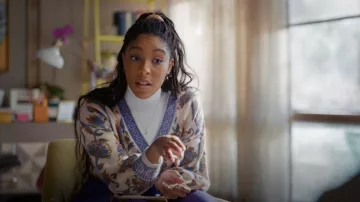 Gilet fleuri FARM Rio Anika porté par Gaby (Jessica Williams) dans l'épisode « Shrinking » (S03E04)