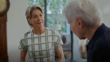 Robe t-shirt midi Victoria Beckham portée par Julie (Wendie Malick) dans l'épisode « Shrinking » (S03E04).