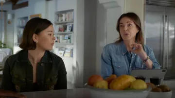 Chemise en jean Mother Denim All My Exes à bouts métalliques portée par Liz (Christa Miller) dans l'épisode Shrinking (S03E04).