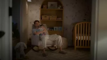 Bottes UGG Tasman II portées par Charlie (Devin Kawaoka) comme on le voit dans l'épisode « Shrinking » (S03E04).