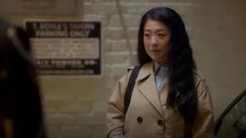 Veste croisée courte Steve Madden Sirus portée par Maya (Sherry Cola) dans l'épisode « Shrinking » (S03E04).