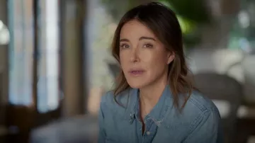 Boucles d'oreilles Jennifer Meyer Diamond Mini Open Evil Eye portées par Liz (Christa Miller) dans l'épisode Shrinking (S03E04).