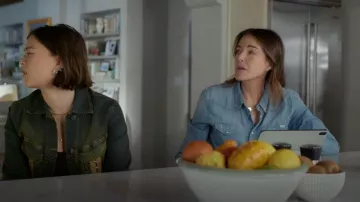 Collier à pendentif lettre en diamant Jennifer Meyer porté par Liz (Christa Miller) dans l'épisode « Shrinking » (S03E04)