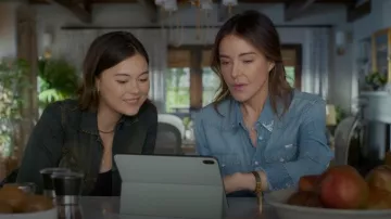 Collier Jennifer Meyer LA porté par Liz (Christa Miller) comme on le voit dans l'épisode « Shrinking » (S03E04)