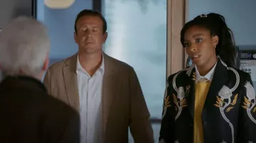 La broche DoubleJ Portal portée par Gaby (Jessica Williams) comme on le voit dans l'épisode Shrinking (S03E04)