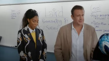 Corbata Tommy Hilfiger Core Micro-Dot usada por Gaby (Jessica Williams) en la película Shrinking (temporada 3, episodio 4)