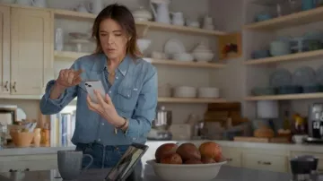 Levi's High Rise Stove Pipe usado por Liz (Christa Miller) como se ve en Shrinking (temporada 3, episodio 4)