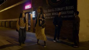 Sac à main Parker Thatch Camo Amelia porté par Gaby (Jessica Williams) dans l'épisode « Shrinking » (S03E04).