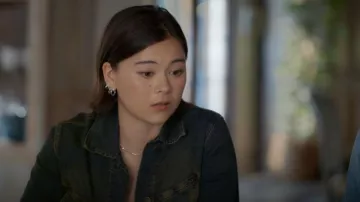 Breloque « Poème du muguet » de Catbird Jewelry portée par Alice (Lukita Maxwell) dans l'épisode « Shrinking » (S03E04).