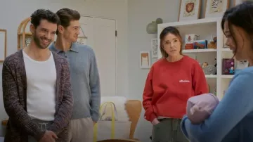 Cárdigan de lino teñido espacial de Todd Snyder usado por Brian (Michael Urie) como se ve en Shrinking (temporada 3, episodio 4)