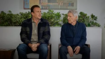 Chaqueta de cuadros divisible de lana y nailon de Vince, usada por Jimmy (Jason Segel), como se ve en Shrinking (temporada 3, episodio 4).