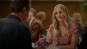 Robe Wayf rose à volants et fleurs portée par (Claudia Sulewski) dans l'épisode Shrinking (S03E04)