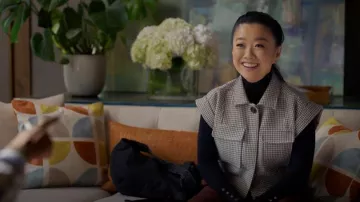 Pull basique en maille Zara porté par Maya (Sherry Cola) dans l'épisode « Shrinking » (S03E04).