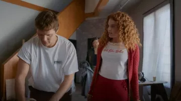T-shirt Reformation Max Slim porté par Summer (Rachel Stubington) dans l'épisode « Shrinking » (S03E04).