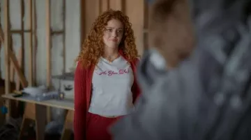 Collier papillon Mondo Mondo Tropicana porté par Summer (Rachel Stubington) comme on le voit dans l'épisode « Shrinking » (S03E04).