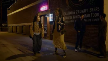 Jean Free People We The Free Good Luck taille mi-haute, jambes larges, porté par (Sherry Cola) dans l'épisode Shrinking (S03E04).