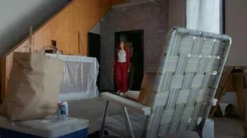 Jean baggy Louis Vuitton Monogram Denim porté par Summer (Rachel Stubington) dans l'épisode « Shrinking » (S03E04).