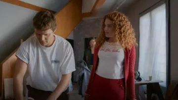 Pantalon en maille taille basse Frankies Bikinis Breeze porté par (Rachel Stubington) dans l'épisode Shrinking (S03E04)
