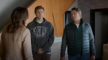 Sweat à capuche gris délavé Reebok NHL LA Kings Champions de la Coupe Stanley porté par (Markus Silbiger) dans l'épisode « Shrinking » (S03E04).