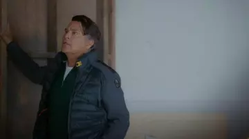 Veste hybride Jayden de Parajumpers portée par Derek (Ted McGinley) comme on le voit dans l'épisode « Shrinking » (S03E04).