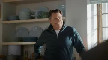 Sweat-shirt Hugo Boss à fermeture éclair 1/4 porté par Derek (Ted McGinley) dans l'épisode « Shrinking » (S03E04).