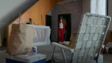 Ugg Classic Ultra Mini Platform Châtaigne portées par Alice (Lukita Maxwell) dans l'épisode « Shrinking » (S03E04).