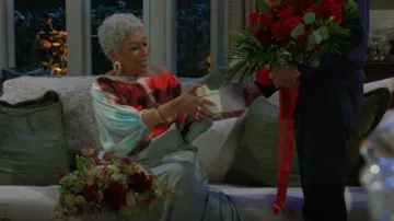 Chemisier en soie Bellagio à épaules dénudées de Silvia Tcherassi porté par Anita Dupree (Tamara Tunie) dans l'épisode 30 de la saison 2 de Beyond the Gates.