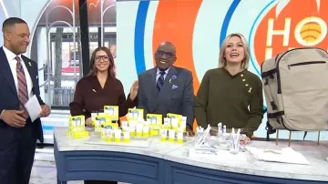 Sudadera raglán con volantes de Talbots, usada por Dylan Dreyer, en la foto de Today del 19 de febrero de 2026.