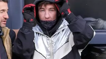 Crime 101 Barry Keoghan Veste à capuche noire et argentée portée par Ormon (Barry Keoghan) comme on le voit dans Crime 101