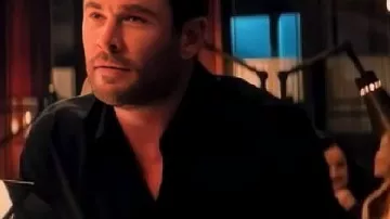 Chemise noire portée par Mike Davis (Chris Hemsworth) dans le film Crime 101.