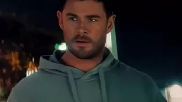 Sweat à capuche gris porté par Mike Davis (Chris Hemsworth) dans la série Crime 101.