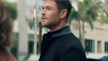 Manteau noir de Chris Hemsworth porté par Mike Davis (Chris Hemsworth) dans le film Crime 101.