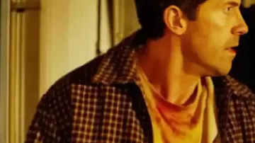 Veste à carreaux Reckless portée par Devon (Scott Adkins) dans le film Reckless.