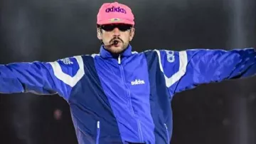 Veste de survêtement bleue de la tournée 2026 portée par Bad Bunny dans le vlog du concert complet de Bad Bunny en 2026 (jour 1) #dtmf #badbunny