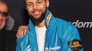 Veste en cuir bleu portée par Stephen Curry lors du All-Star Game 2022, où il a établi un record NBA avec 16 paniers à trois points et 50 points. ????????