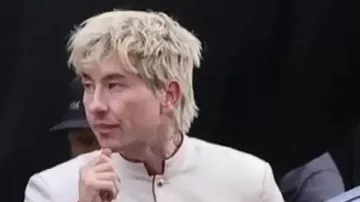 Veste blanche portée par Barry Keoghan dans la scène où Chris Hemsworth le confronte | CRIME 101 (2026) Extrait du film HD