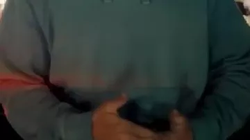 Sweat à capuche gris porté par Mike Davis (Chris Hemsworth) dans Crime 101