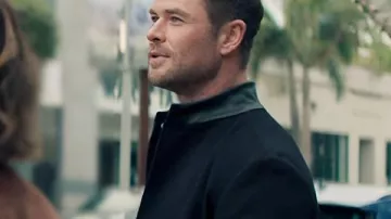 Veste noire portée par Mike Davis (Chris Hemsworth) dans le film Crime 101.