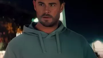 Sweat à capuche gris porté par Mike Davis (Chris Hemsworth) dans le film Crime 101.