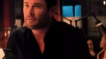 Chemise en coton noir portée par Mike Davis (Chris Hemsworth) dans le film Crime 101.