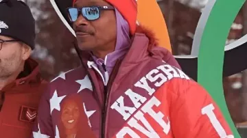 Snoop Dogg et Kaysha Love Milano Cortina, en tant qu'entraîneur honoraire, arrivent aux Jeux olympiques d'hiver de 2026 avec une veste spéciale.