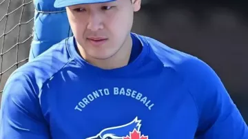 Camiseta de entrenamiento de Kazuma Okamoto de los Toronto Blue Jays 2026