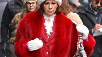 Abrigo de piel rojo de Carrie Preston NYC 2026 en Kim Cattrall reacciona al final de 'And Just Like That'