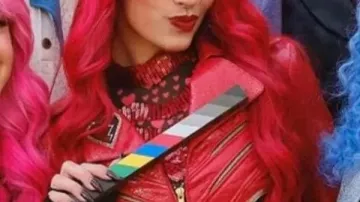 Descendants : La Princesse du Pays des Merveilles Maléfique - Veste rouge portée par Red (Kylie Cantrall) dans Descendants : La Princesse du Pays des Merveilles Maléfique