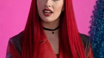 Descendants : Wicked Wonderland - Veste en cuir rouge de princesse portée par Red (Kylie Cantrall) dans Descendants : Wicked Wonderland